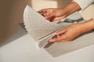 Voldikkardinad elutuppa